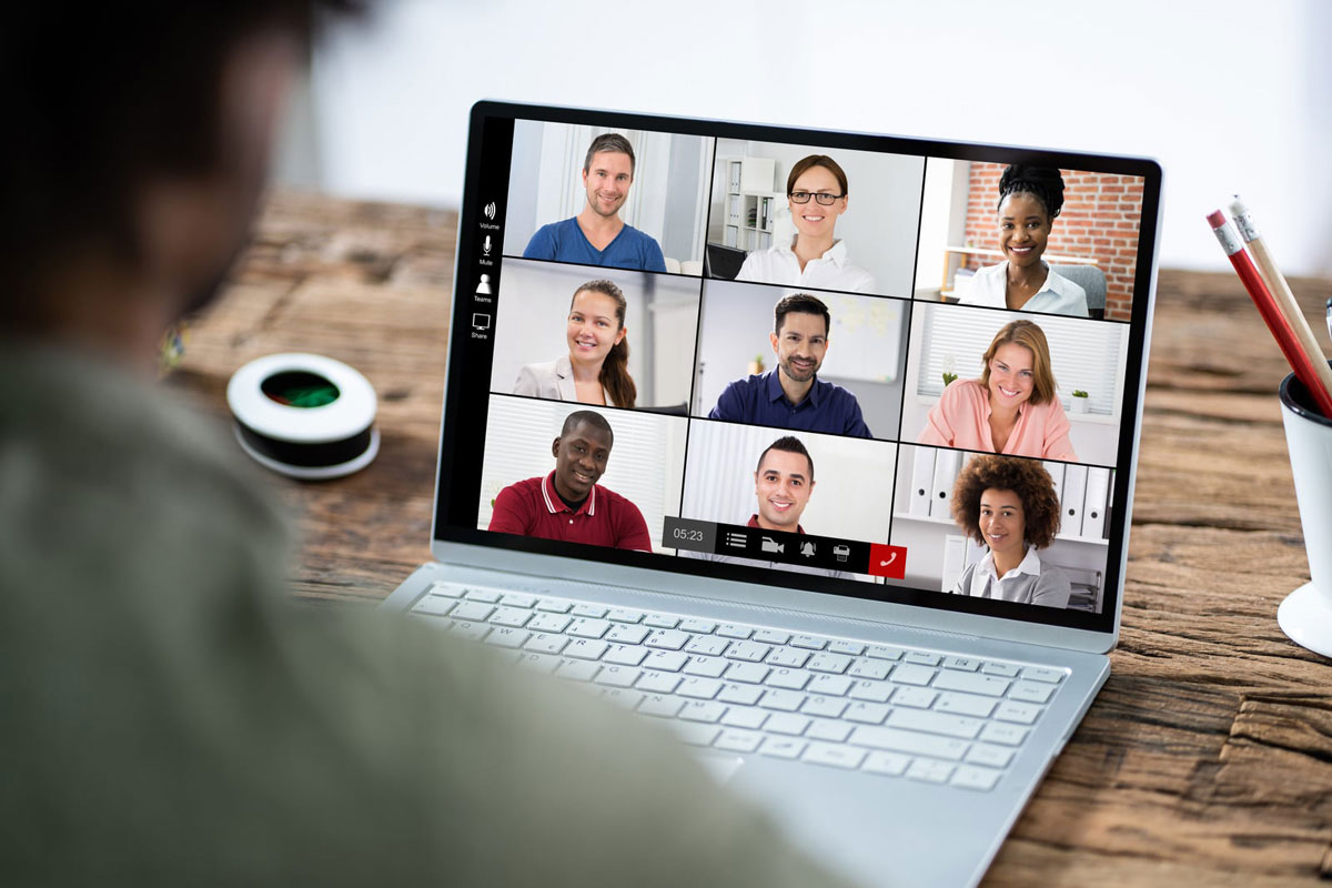 Employee joining a live online English class on a laptop. - Language Training Pro Employee joining a live online English class on a laptop.