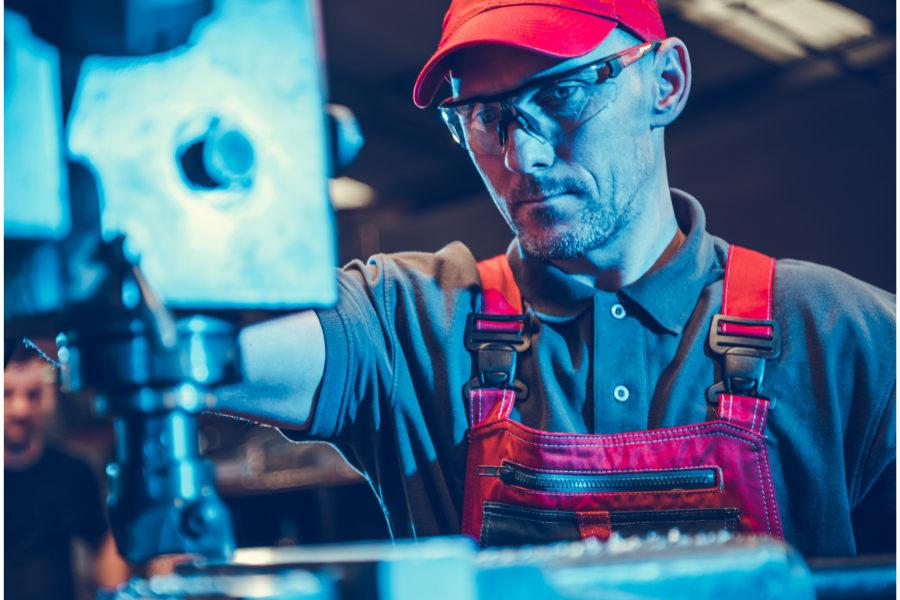 cnc machine operator working - Language Training Pro cnc machine operator working